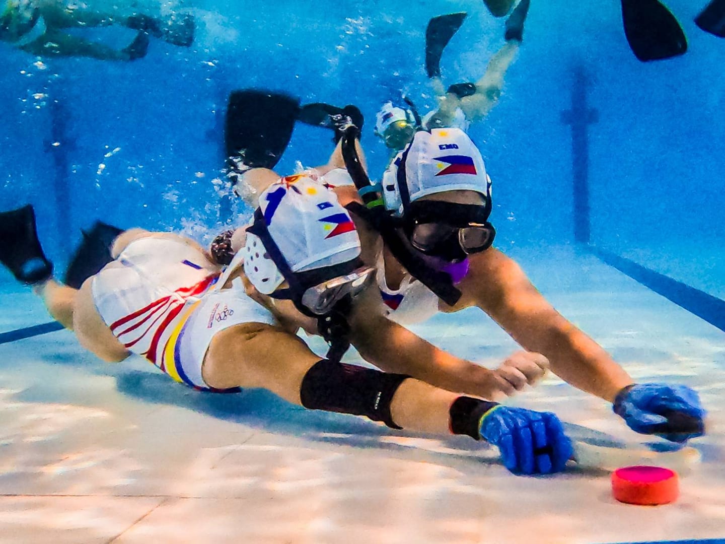 Black, White... GO! A Look At Underwater Hockey SWIMBIKERUN.ph